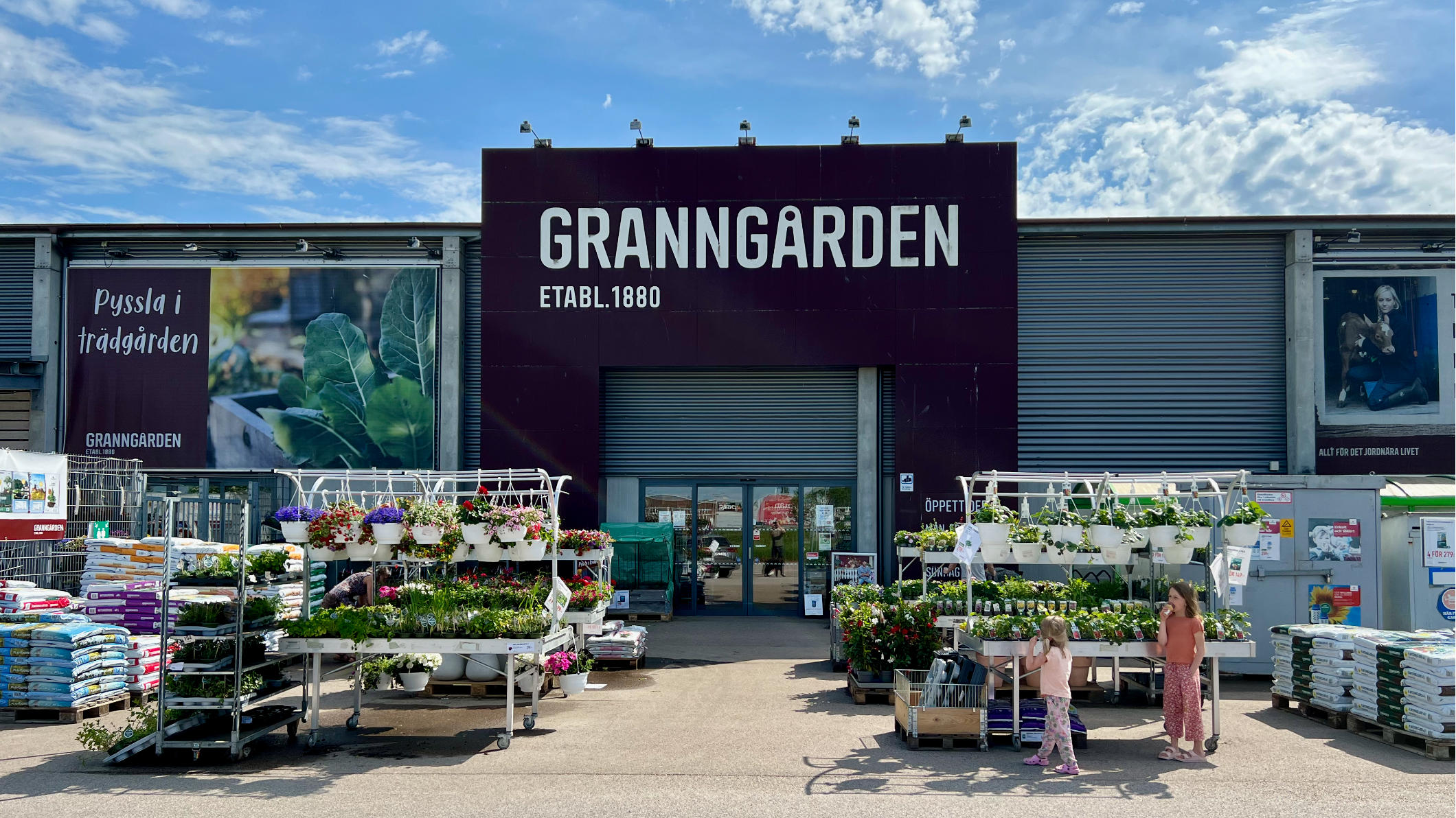 Välkomnande entré till Granngårdens butik i Ängelholm