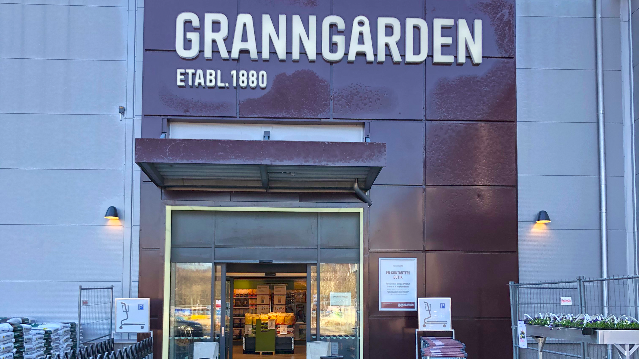 Välkomnande entré till Granngårdens butik i Borås